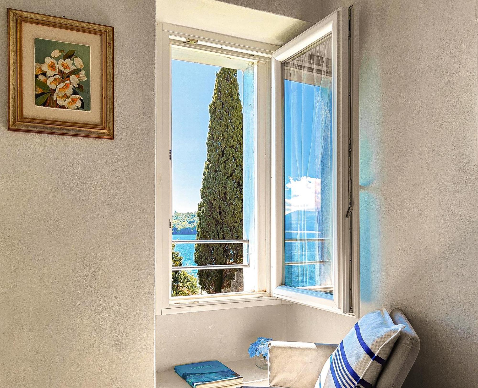 Luxury Lakeside Apartment Right On The Water Salò Eksteriør billede