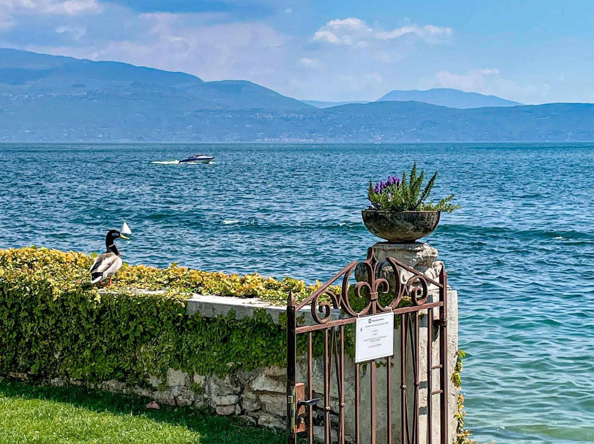 Luxury Lakeside Apartment Right On The Water Salò Eksteriør billede