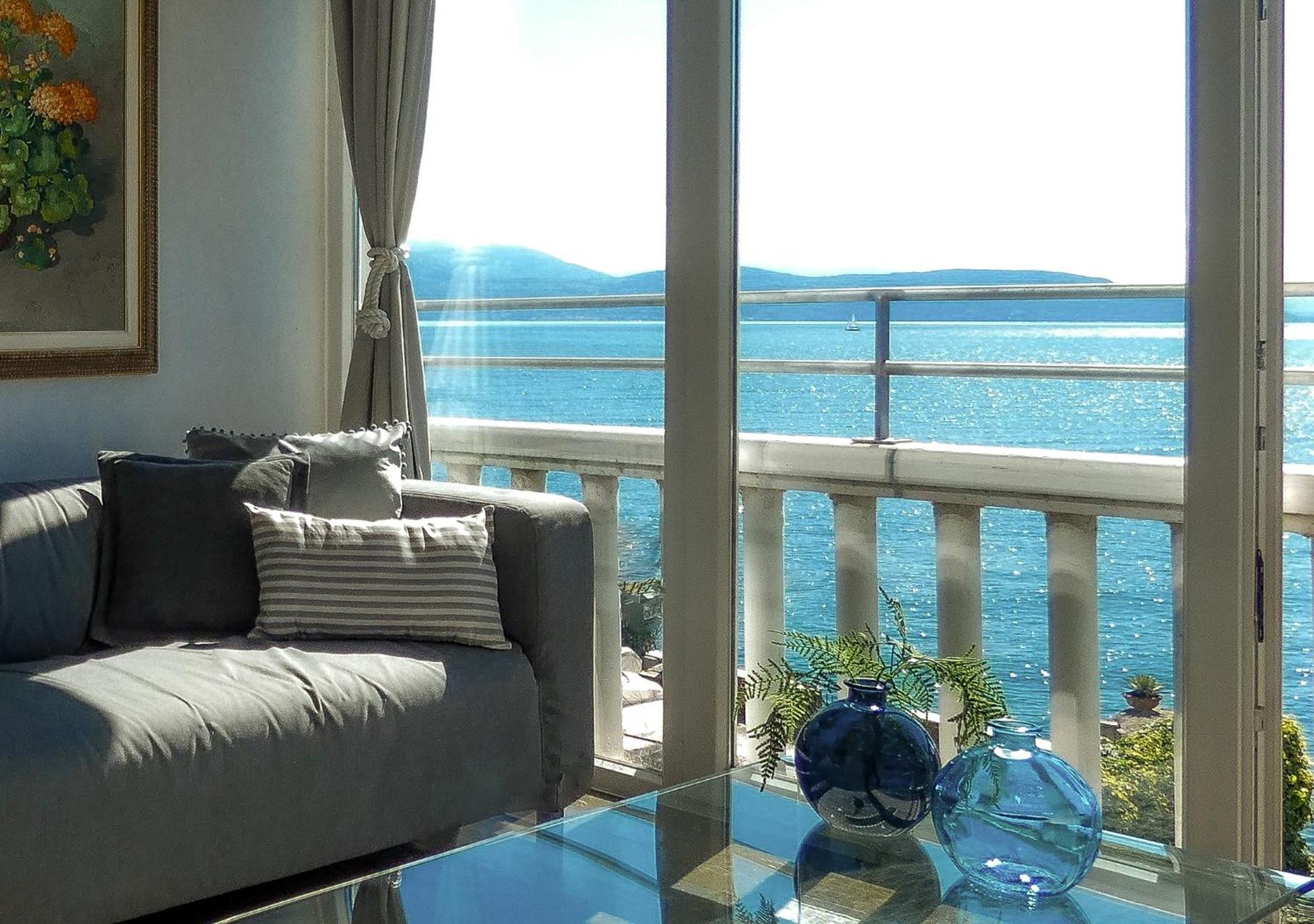 Luxury Lakeside Apartment Right On The Water Salò Eksteriør billede